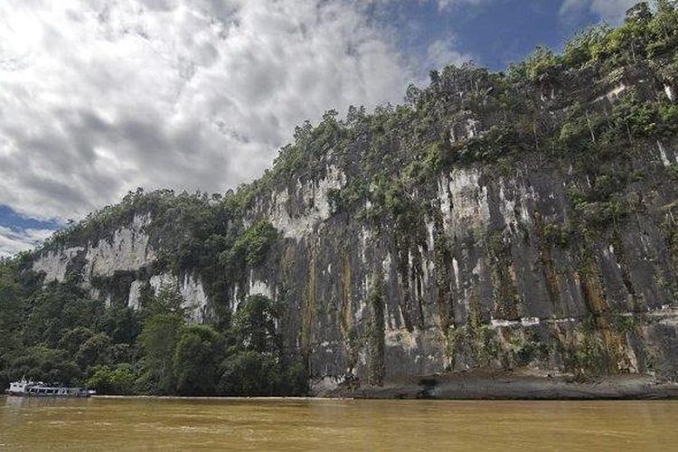 Batu Dinding di Sungai Mahakam Ulu menjadi salah satu destinasi wisata di Kabupaten Mahakam Ulu.