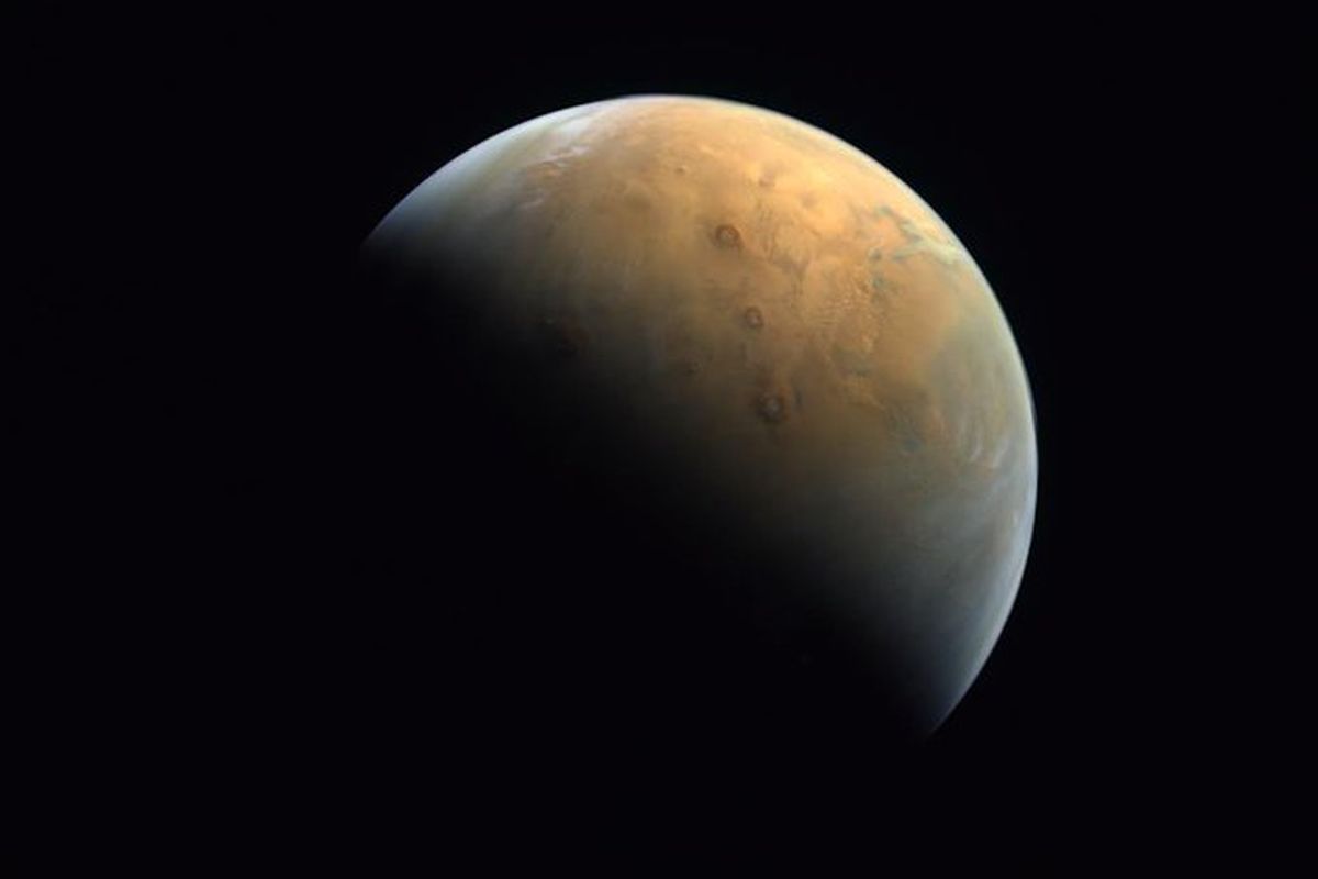 Foto pertama Mars yang dirilis dari misi luar angkasa UEA, di mana gambar tersebut diambil dengan jarak 25.000 km di atas permukaan tanah Mars. [@HHShkMohd/Twitter] 