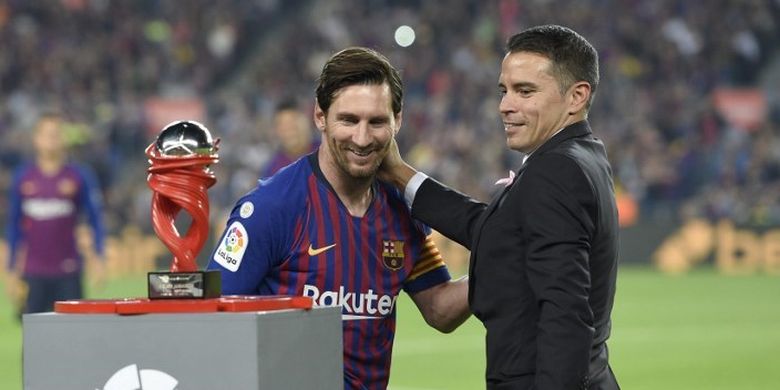 Pemain Barcelona, Lionel Messi, menerima penghargaan Pemain Terbaik Liga dari eks pemain Argentina, Javier Saviola, sebelum laga Barcelona vs Sevilla di Camp Nou pada 20 Oktober 2018. Terkini, Javier Saviola kembali mengenang Lionel Messi jelang El Clasico yang mempertemukan Barcelona vs Madrid pada Sabtu (28/10/2023). (Photo by LLUIS GENE / AFP)