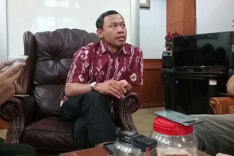 Komisioner Komisi Pemilihan Umum (KPU) Pramono Ubaid Tanthowi, di ruang kerjanya, Gedung KPU Pusat, Jl. Imam Bonjol, Jakarta, Jumat (20/10/2017).