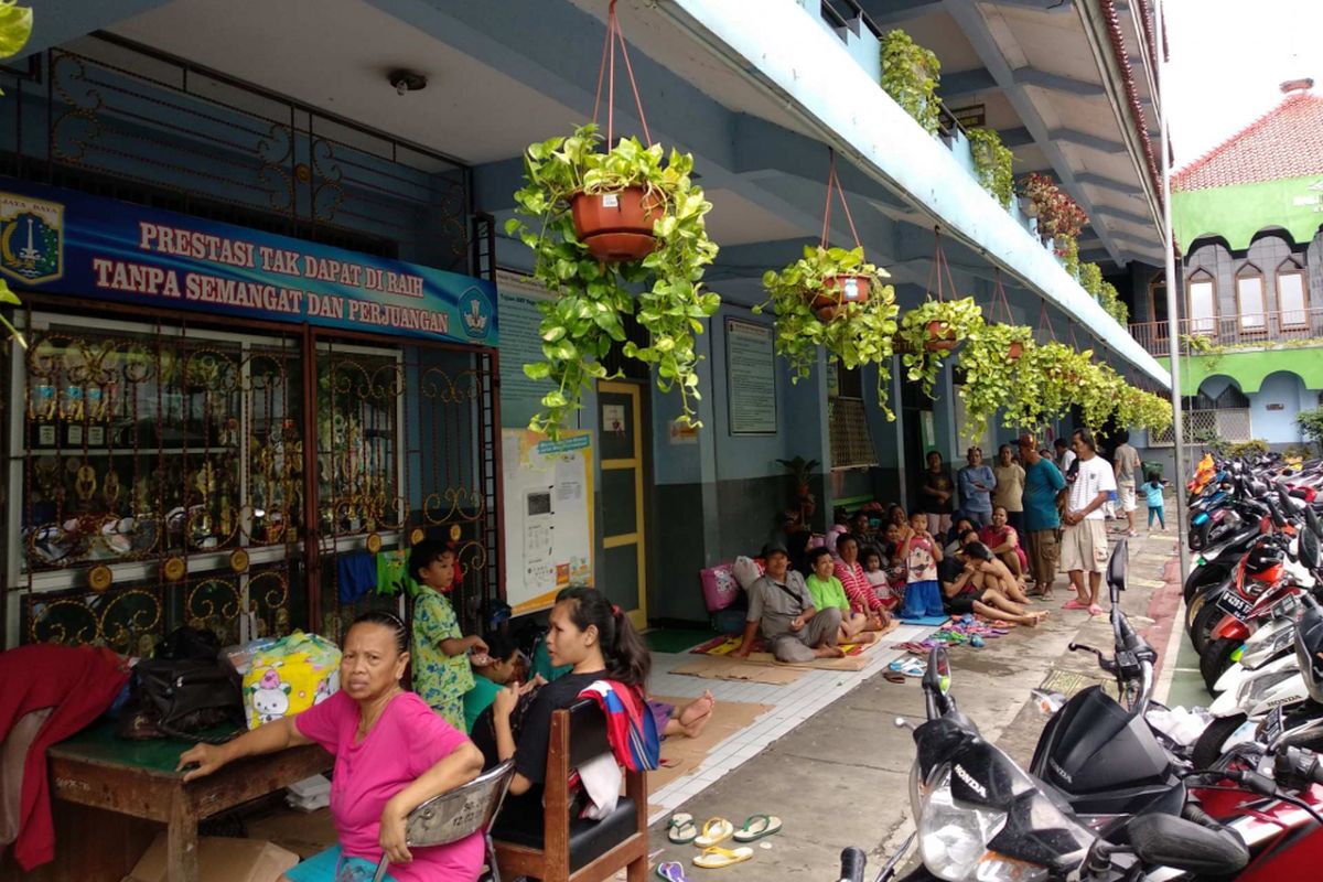 Warga Kampung Melayu korban banjir mengungsi di SMPN 26 Jakarta, Selasa (6/2/2018).