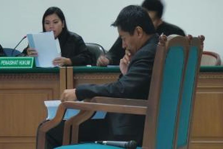 Pengacara Mario C Bernando mendengarkan dakwaan yang dibacakan jaksa penuntut umum Komisi Pemberantasan Korupsi, di Pengadilan Tindak Pidana Korupsi, Jakarta, Kamis (10/10/2013).