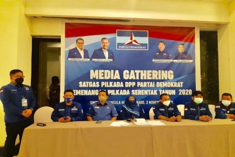 Ketua Tim Satgas Sulawesi I (Sulut, Sulteng dan Gorontalo), Andi Timo Pangerang bersama pengurus struktur Partai Demokrat Sulut dalam media gathering yang digelar, Senin (2/11/2020) malam.