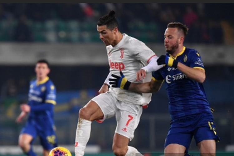 Penyerang Juventus, Cristiano Ronaldo terlibat perebutan bola dengan bek Verona, Amir Rrahmani pada laga pekan ke-23 Serie A Liga Italia di Stadion Marcantonio Bentegodi, Sabtu, 8 Februari 2020.
