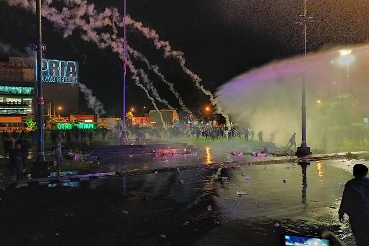 Massa pengunjuk rasa dibubarkan dengan water canon dan gas air mata di Alun-alun Purwokerto, Kabupaten Banyumas, Jawa Tengah, Kamis (15/10/2020) malam.