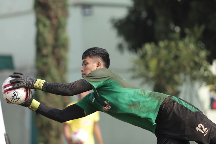 Aksi kiper teranyar PS Sleman Miswar Saputra dalam latihan menjelang turnamen Piala Menpora 2021 di Grup C di Bandung. 