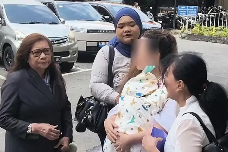 Jadi Tersangka Penggelapan Asal-usul Anak, Dokter KC Sambangi Polresta Denpasar Sambil Gendong Bayi