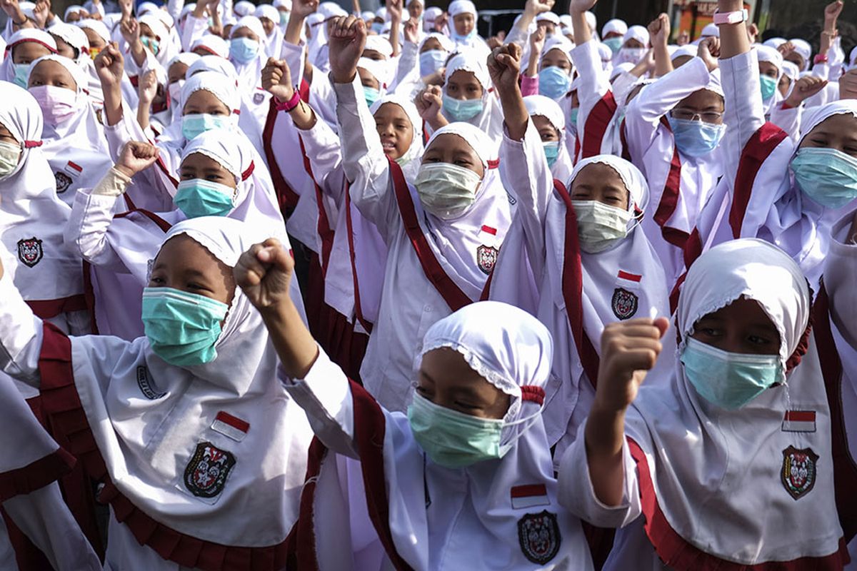 Siswa SD Islam Internasional Al-Abidin Solo memakai masker saat aksi peduli kesehatan bertajuk Waspada Virus Corona di halaman sekolah setempat, Solo, Jawa Tengah, Senin (3/2/2020). Aksi tersebut diisi dengan sosialisasi hidup sehat dan ajakan mendukung Warga China yang sedang menghadapi wabah Virus Corona untuk semangat.
