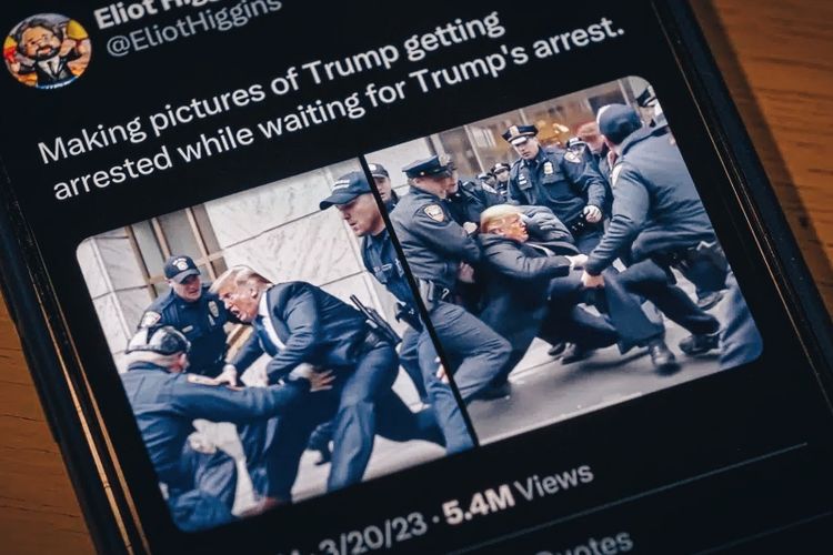 Intelijen menunjukkan pertempuran fiktif dengan Donald Trump dan petugas polisi Kota New York diposting di akun Twitter Higgins, seperti yang difoto di iPhone di Arlington, Va., Kamis, 23 Maret 2023. Gambar yang sangat detail dan sensasional, yang tidak nyata, diproduksi menggunakan generator gambar yang canggih dan dapat diakses secara luas.