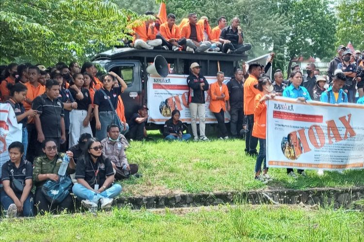 Foto: Ribuan mahasiswa serta dosen Universitas Nusa Nipa (Unipa) Indonesia menggelar aksi damai di Kantor DPRD Sikka, Nusa Tenggara Timur (NTT), Jumat (24/2/2023).