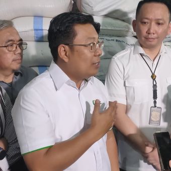 Kepala Badan Pangan Nasional (Bapanas) Arief Prasetyo Adi memastikan bahwa stok beras di Pasar Induk Beras Cipinang aman.