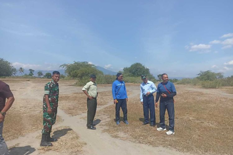 Bupati Nagekeo, NTT, dr Johannes Don Bosco Do bersama Dandin Ngada dan Danpos TNI AU BANDARA SOA meninjau lokasi Bandara Surabaya II Nagekeo di Desa Tonggurambang, Kecamatan Aesesa, Kabupaten Nagekeo, NTT, Kamis, (1/6/2023). (KOMPAS.com/DOK/PEMKAB NAGEKEO