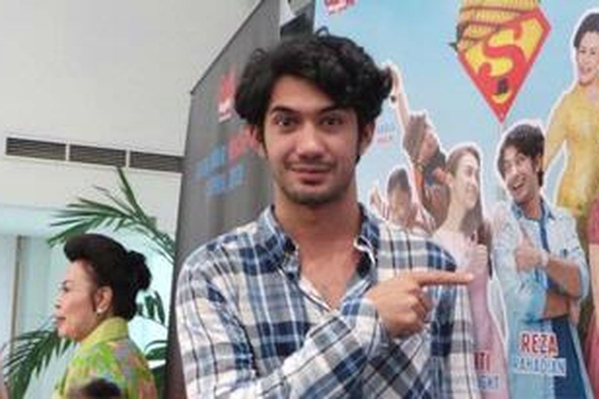 Reza Rahadian hadir dalam acara peluncuran film yang dimainkannya, Finding Srimulat, di Toko Buku Gramedia Matraman, Jakarta, Sabtu (23/3/2013).