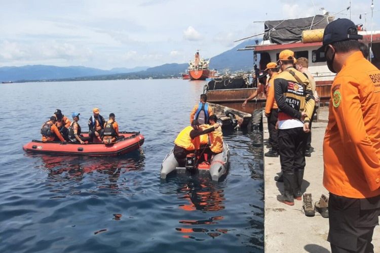 Tim SAR menggunakan perahu melakukan pencarian bayi yang hilang di laut Bitung, Sulut.