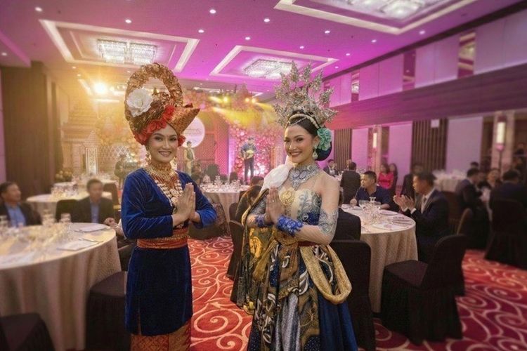 Aston Tropicana Bandung menghadirkan perayaan tahun baru bernuansa Indonesia.