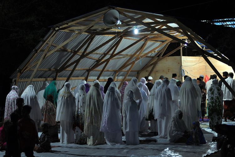 Sejumlah umat muslim pengungsi korban bencana gempa dan tsunami melaksanakan shalat Tarawih pertama dengan menggunakan tempat ibadah sementara di Palu, Sulawesi Tengah, Minggu (5/5/2019).