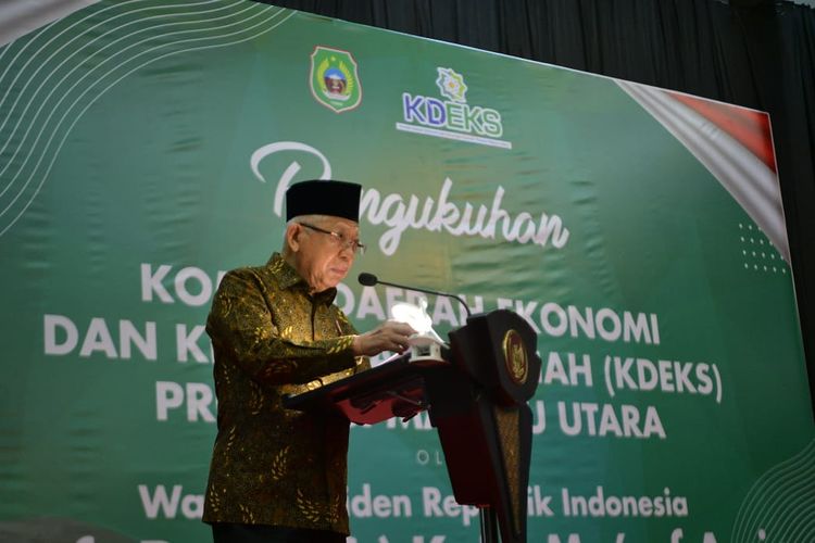 Wakil Presiden Ma'ruf Amin membacakan sambutan saat mengukuhkan Komite Daerah Ekonomi dan Keuangan Syariah (KDEKS) Provinsi Maluku Utara di Ternate, Rabu (10/5/2023).