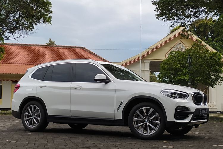 BMW X3 di Pakualaman, Yogyakarta.