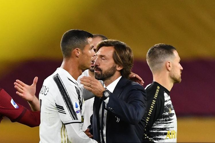 Pelatih Juventus, Andrea Pirlo, merangkul pemainnya, Cristiano Ronaldo, usai laga AS Roma vs Juventus di Stadion Olimpico, Minggu (27/9/2020).