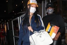 Tampilan Kasual Rihanna dengan Bowling Bag yang Langka