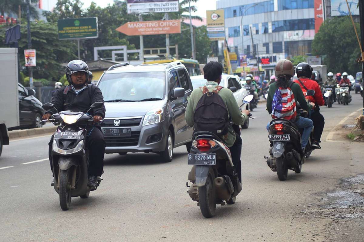 Sejumlah pengendara sepeda motor nekat melawan arah di Jalan Ir H Juanda, tepat di bawah jalan layang Ciputat, Tangerang Selatan, Kamis (01/02/2018). Para pengendara tersebut mulai melawan arah sejak di putaran di depan Kantor Cabang Pembantu Bank BCA hingga SPBU yang terletak jelang area masuk jalan layang.