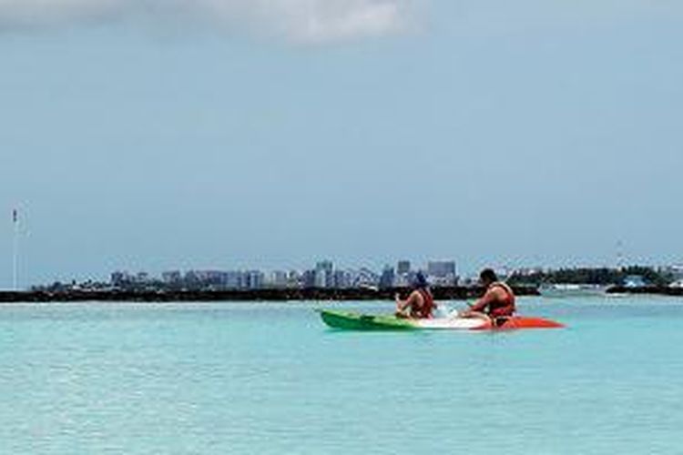 Kegiatan olahraga air menjadi salah satu daya jual wisata Maladewa, seperti olahraga kayak. 