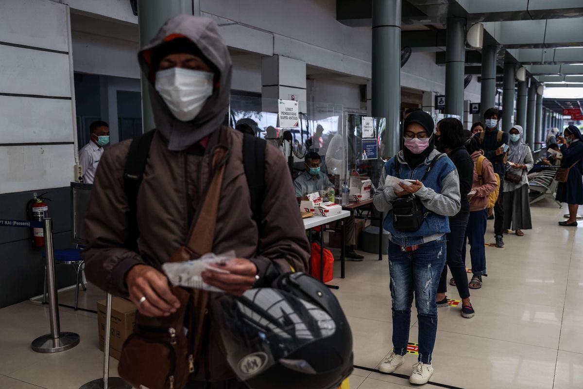 Calon penumpang kereta api jarak jauh mengikuti pemeriksaan sampel napas GeNose C19 di Stasiun Pasar Senen, Jakarta Pusat, Kamis (4/2/2021). Mulai 5 Februari 2021, PT KAI menyediakan layanan pemeriksaan GeNose C19 di Stasiun Pasar Senen dan Stasiun Yogyakarta sebagai syarat untuk naik kereta api jarak jauh.