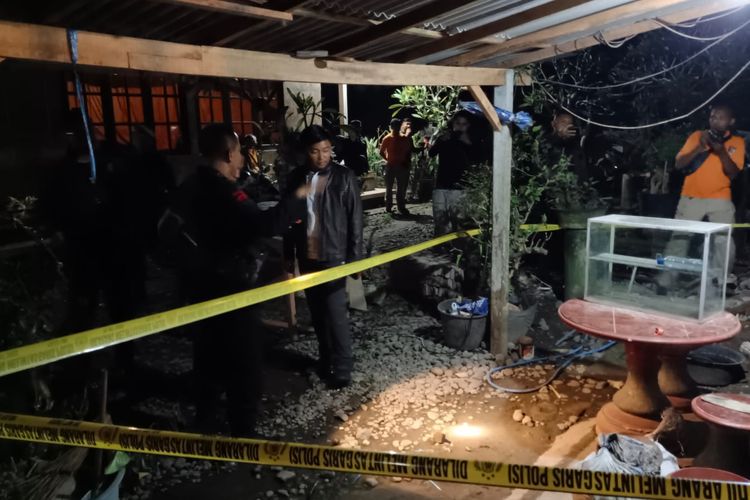 Polisi mengamankan TKP penemuan benda yang diduga bahan peledak di Desa Delod Berawah, Kecamatan Mendoyo, Kabupaten Jembrana, Provinsi Bali, Kamis (24/2/2023) petang.