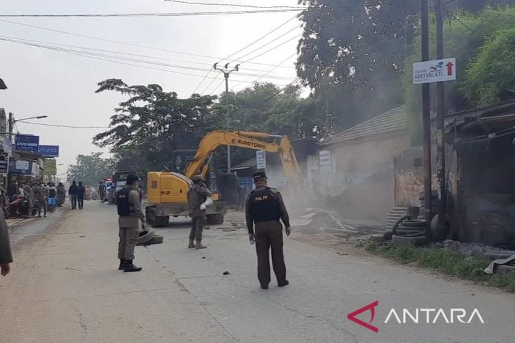 Pembongkaran bangunan liar menggunakan alat berat di sepanjang Jalan Bosih Raya Cibitung, Kabupaten Bekasi, Jawa Barat, Kamis. 