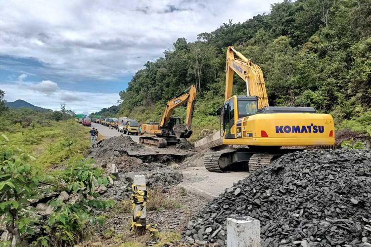 Nampak dua alat berat dikerahkan untuk memperbaiki jalan trans Papua yang menghubungkan dua provinsi di Kabupaten Yahukimo, Papua Pegunungan, saat diperbaiki, Kamis (30/10/2025). Kini jalan itu susah bisa dilalui oleh kendaraan.