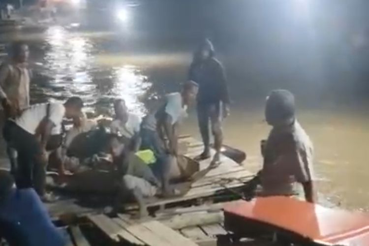 Jembatan Rusak dan Arus Deras, Warga Aceh Utara Pertaruhkan Keselamatan Gunakan Rakit demi Evakuasi Pasien