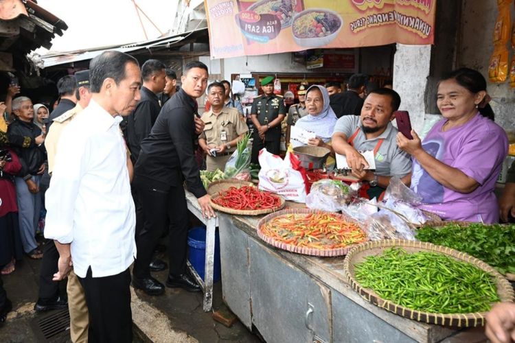Presiden Joko Widodo saat  mengunjungi Pasar Mungkid, Kabupaten Magelang untuk mengecek harga pangan pada Senin (29/1/2024).