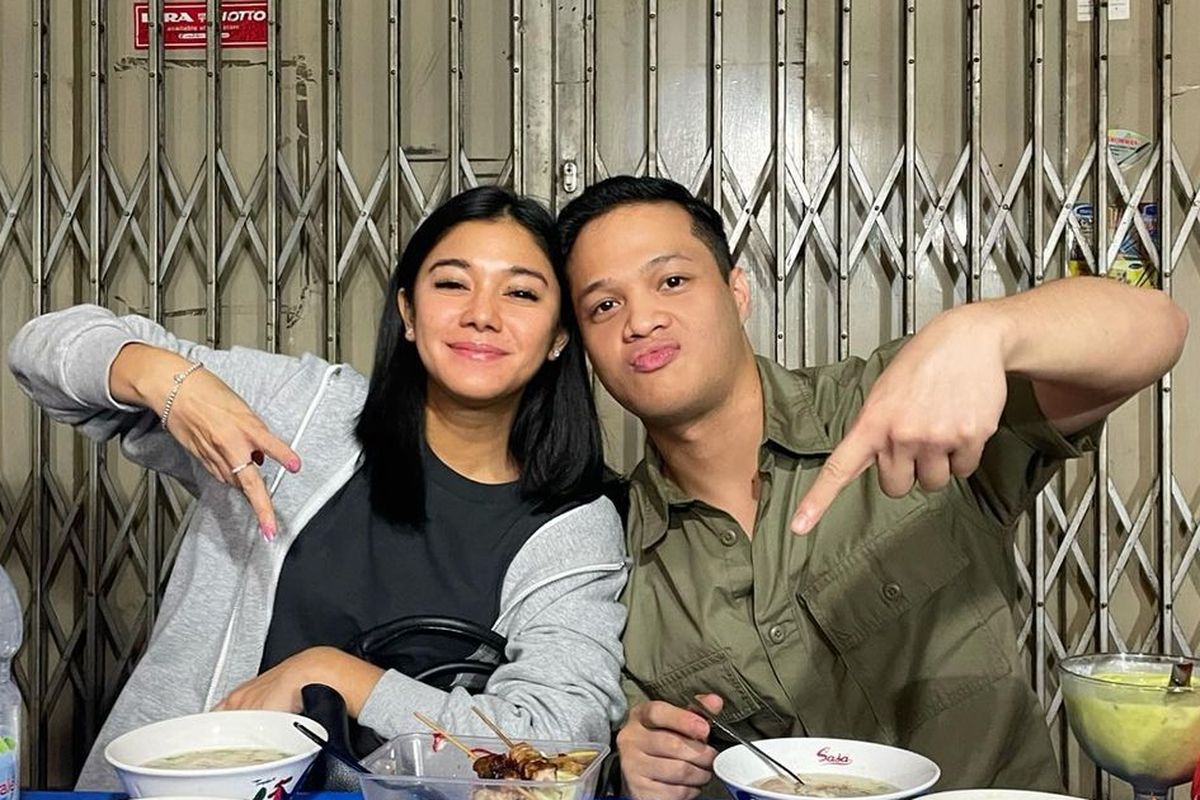 Artis Naysilla Mirdad bersama Arfito Hutagalung.
