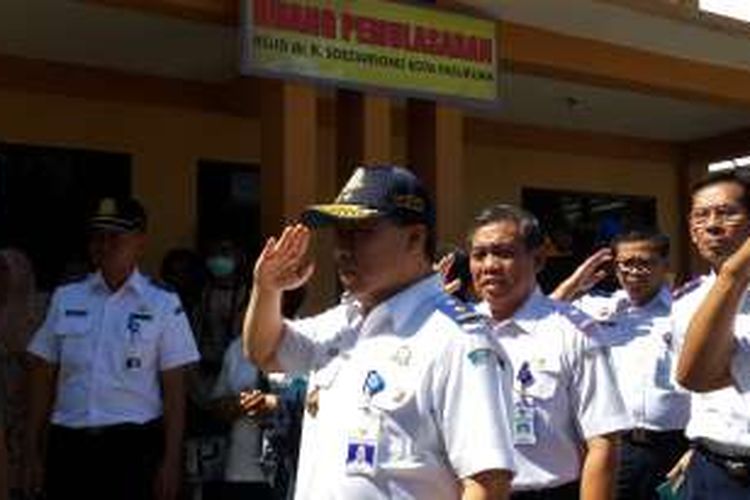 Sekretaris Jendral Kementerian Perhubungan RI Sugihardjo saat mengantar kepulangan janazah Kepala Seksi Pelayanan Bandara Sentani Jayapura Yohanes Susilo yang meninggal saat mengikuti latihan kesemaptaan di Puslatpur Marinir, Grati, Kabupaten Pasuruan, Jawa Timur, Kamis (26/5/2016)