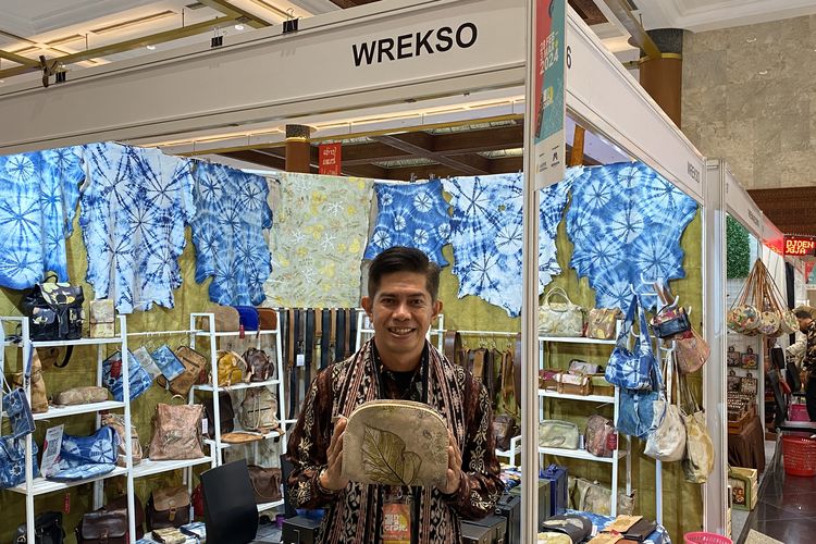 Tas kulit ecoprint milik Ardi Lada owner Wrekso Leather Goods, INACRAFT 2024