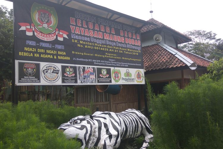 Padepokan Maung Bodas berada di Kampung Cisema, Desa/Kecamatan Rancah, Kabupaten Ciamis.