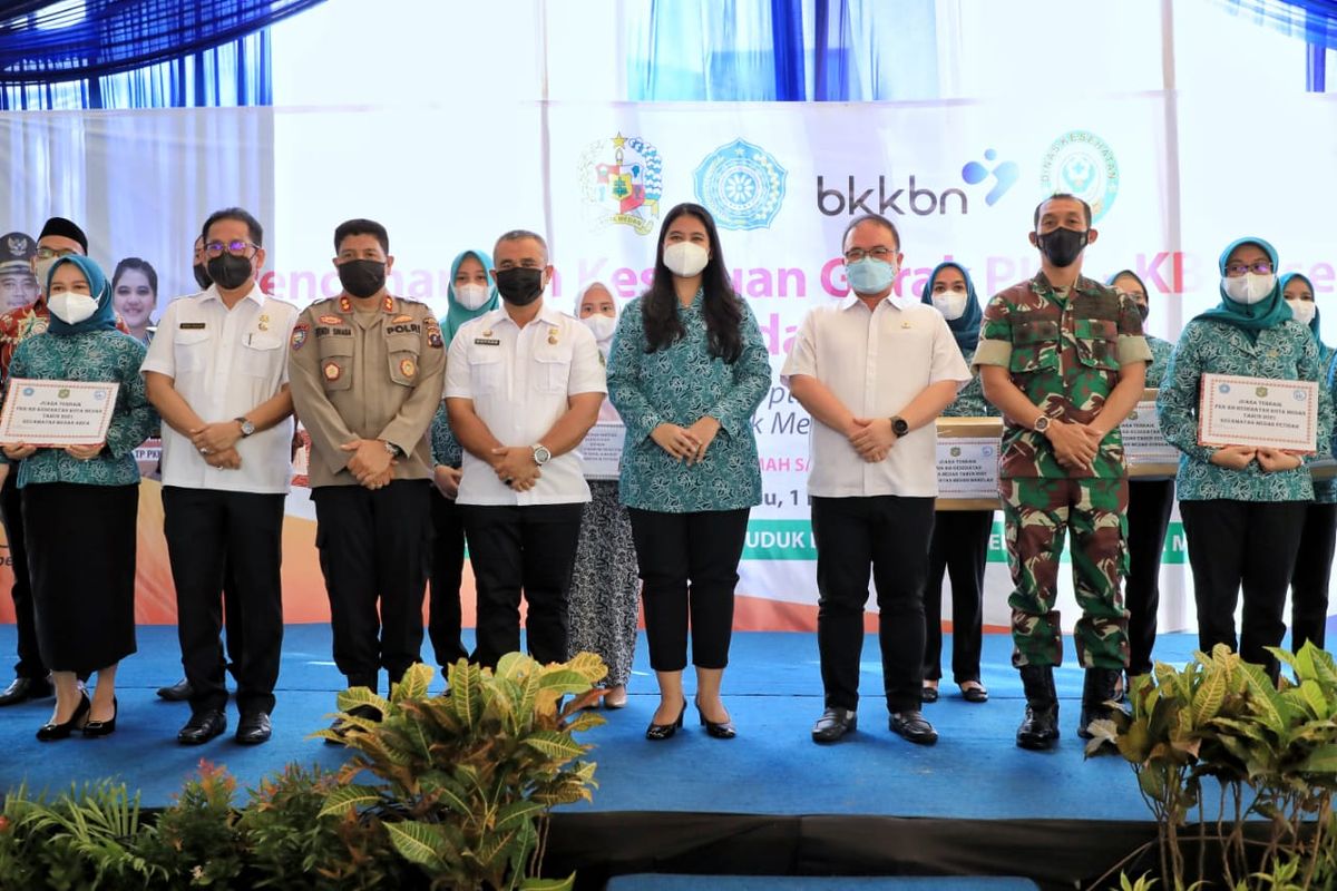 Kamar Dagang dan Industri (Kadin) menyerahkan 200 timbangan bayi kepada Kahiyang Ayu untk mencegah stunting di Medan.