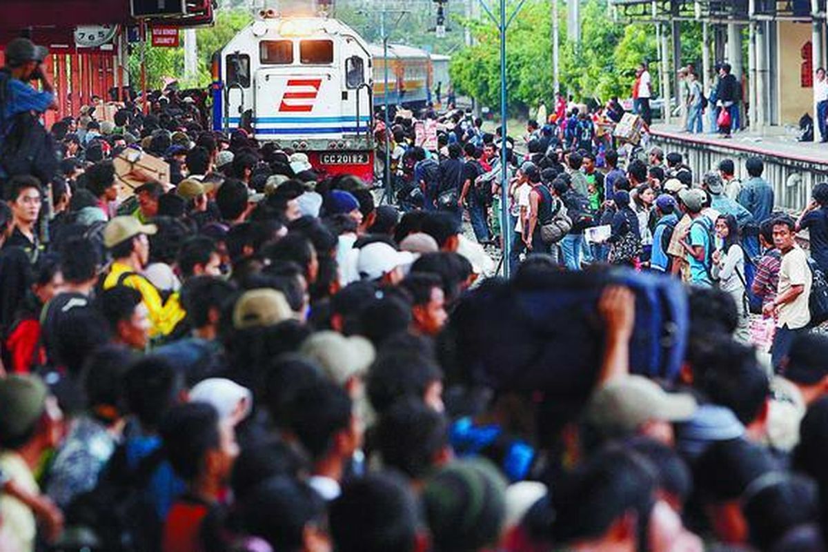 Ribuan calon penumpang berdesakan menunggu datangnya Kereta Api Kerta Jaya di Stasiun Pasar Senen, Jakarta Pusat, Rabu (16/9). Mereka berdesakan untuk dapat masuk ke gerbong.