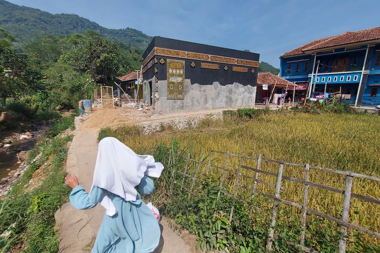 Bangunan masjid mirip Ka'bah di pelosok Bandung Barat.