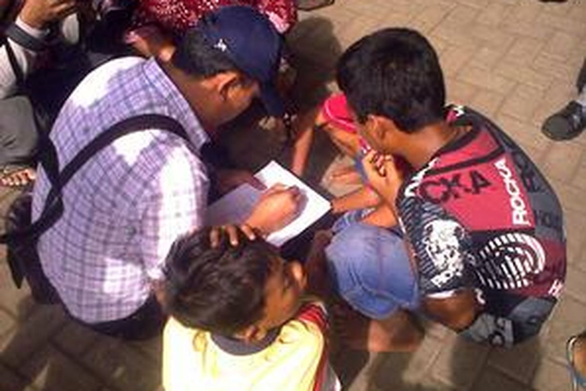 Anak-anak jalanan yang biasa mangkal di Perempatan Coca Cola, Jakarta Utara, diidentifikasi oleh Polres Jakarta Utara dan Dinas Sosial, Kamis (21/1/2010)