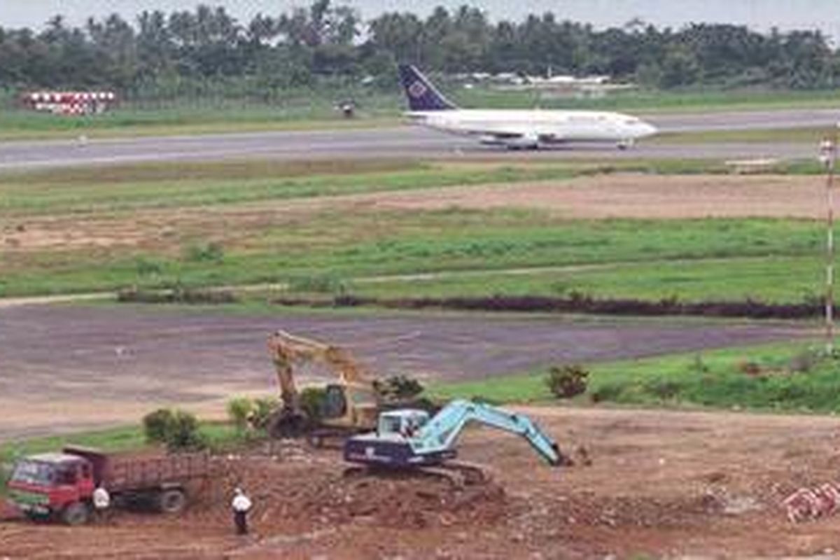 Pembangunan Bandara Internasional Pattimura, Ambon, seolah tak pernah berhenti. Di sini, sejak beberapa bulan terakhir selalu tampak alat-alat berat untuk meratakan tanah guna memperluas apron guna memenuhi syarat sebagai bandara internasional dalam arti seutuh-utuhnya.