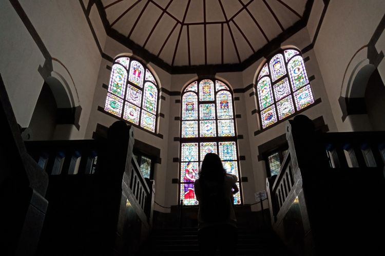 Wisatawan sedang berfoto berlatarkan mozaik kaca di bangunan arsitektur Eropa, di Lawang Sewu, Semarang, Rabu (28/3/2018). 