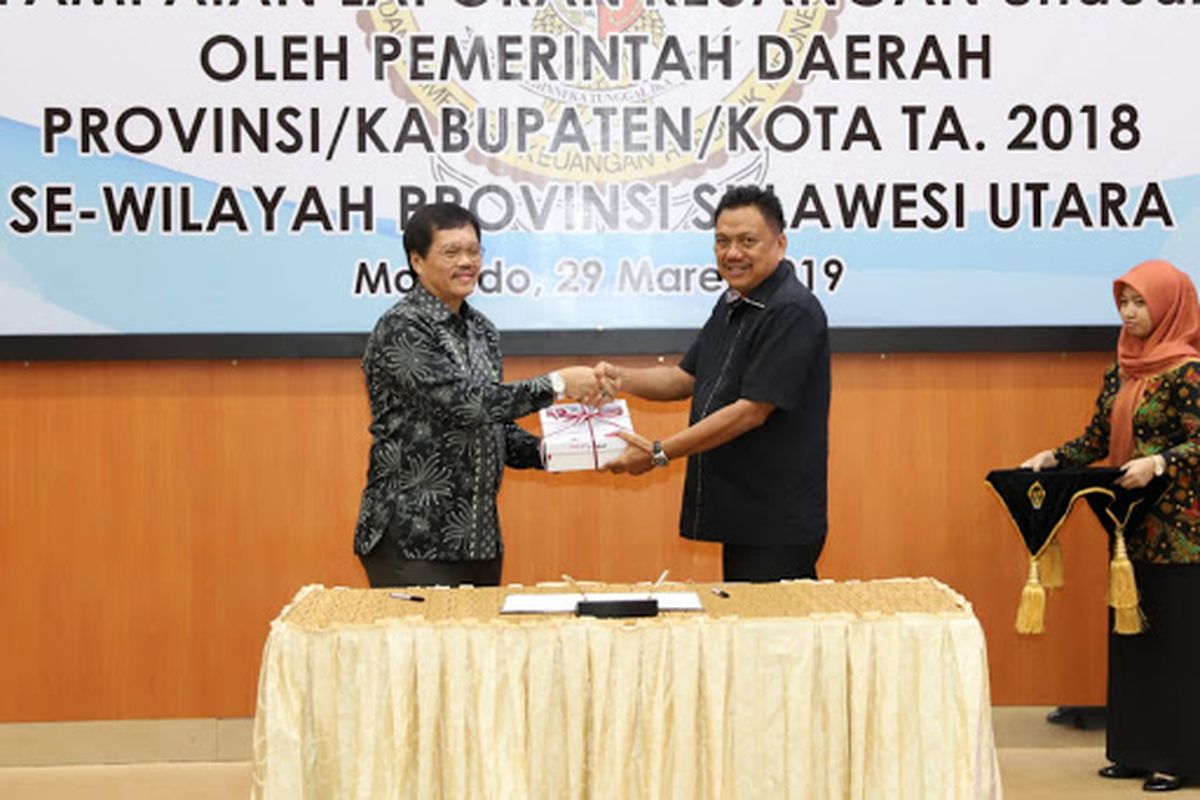Gubernur Sulawesi Utara Olly Dondokambey menyerahkan Laporan Keuangan Pemerintah Daerah (LKPD) Unaudited Tahun Anggaran 2018 kepada Kepala Perwakilan Badan Pemeriksa Keuangan (BPK) RI Sulawesi Utara, Tangga Muliaman Purba di Kantor BPK Manado, Jumat (29/3/2019).
