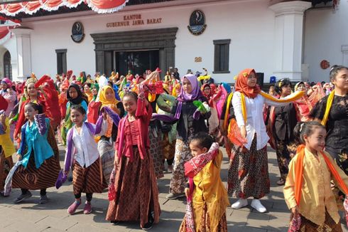 Rayakan Keberagaman dengan Flash Mob Tari Ketuk Tilu di Bandung