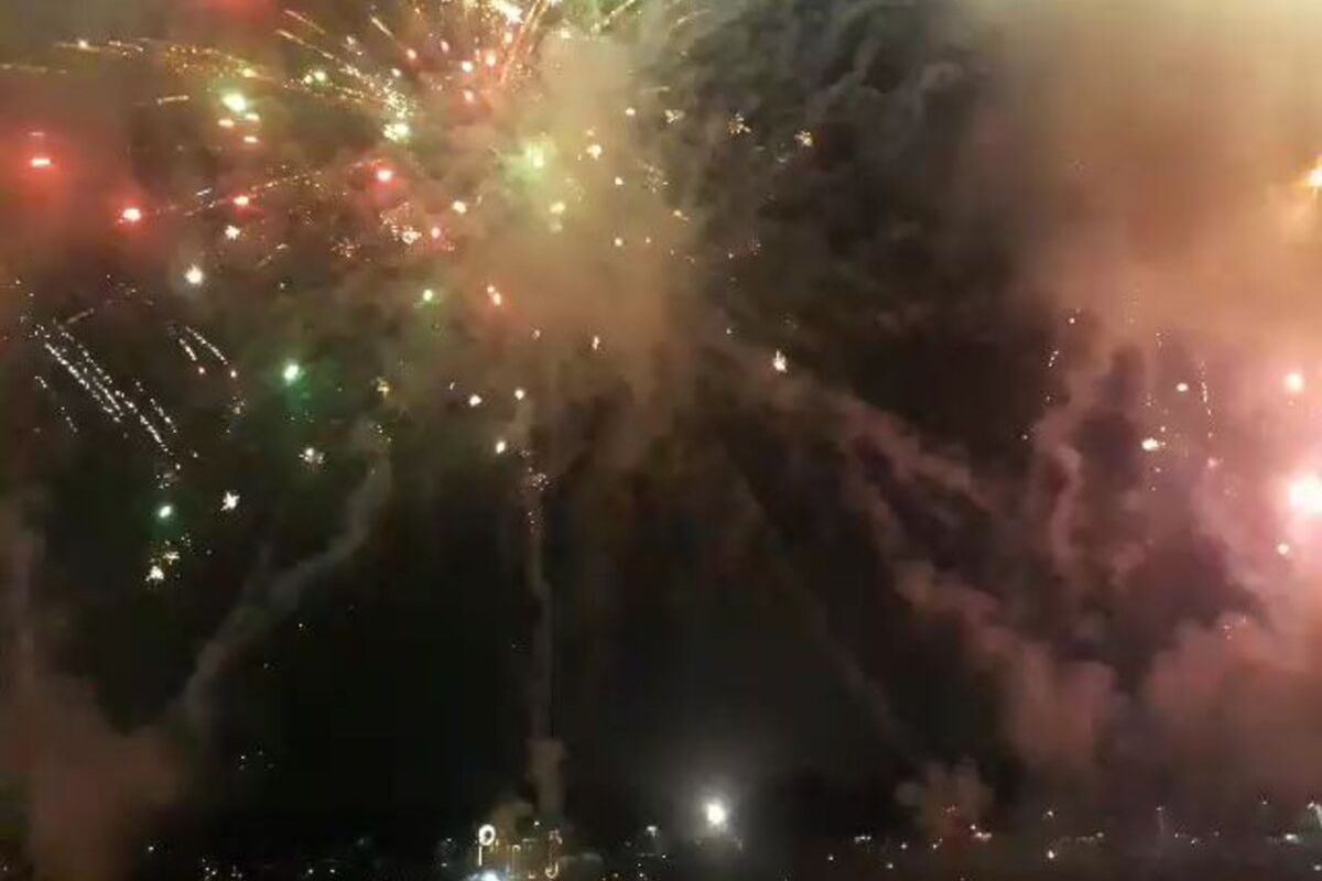 Pertunjukan kembang api dalam perayaan tahun baru di Danau Arsipel, Taman Mini Indonesia Indah (TMII), Jakarta Timur, Rabu (1/1/2020).