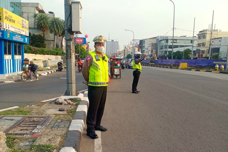 Jalan Gajah Mada, Krukut, Tamansari, Jakarta Barat, masih dijaga oleh polisi lalu lintas, meskipun penindakan tilang bagi pengendara yang melanggar aturan lalu lintas tidak lagi diberlakukan secara manual, Kamis (27/10/2022).
