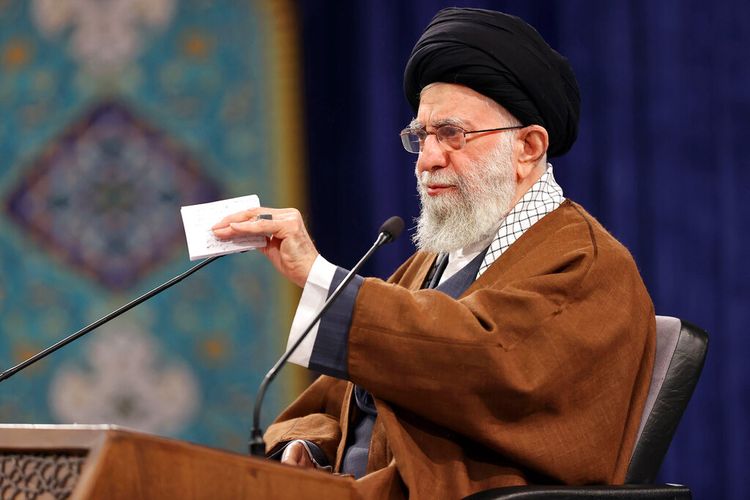Ayatollah Ali Khamenei. Pemimpin tertinggi Iran itu pada Selasa (6/12/2022), dilaporkan menyerukan rekonstruksi revolusioner dari sistem budaya negara Iran.