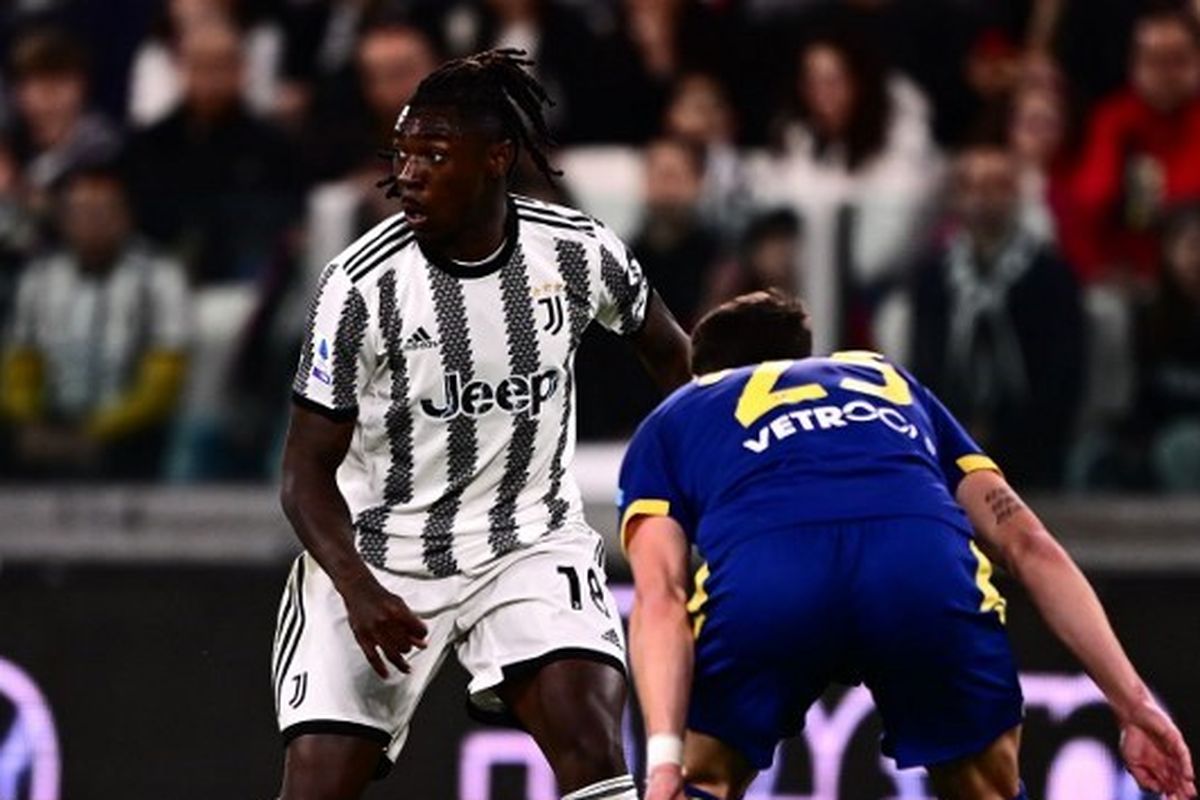 Penyerang Juventus, Moise Kean (kiri), diadang pemain belakang Hellas Verona, Giangiacomo Magnani. Laga Juventus vs Verona pada pekan ke-28 Liga Italia Serie A 2022-2023 tersebut digelar di Stadion Allianz, Turin, pada Sabtu (1/4/2023) malam waktu setempat. (Foto oleh Marco BERTORELLO / AFP)