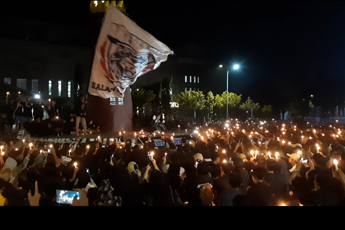 Ribuan supporter Lumajang gelar doa bersama untuk korban tragedi Kanjuruhan