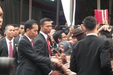 Sebelum Penurunan Bendera, Jokowi Salami Warga di Lokasi Upacara